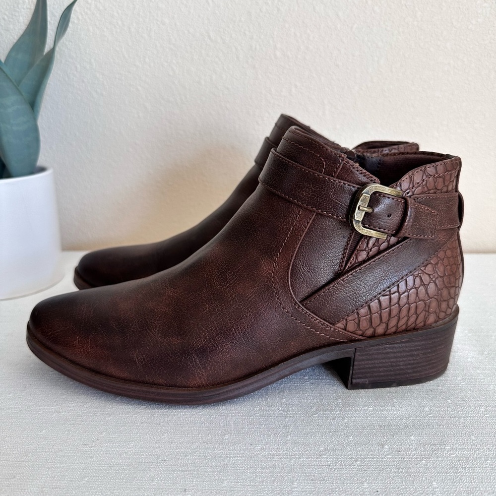 BareTraps Maci Brown Faux Leather Croc Texture Buckle Ankle Booties Women’s 10M